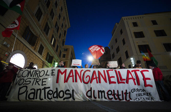 Piantedosi, le dimissioni richieste dagli studenti a Roma