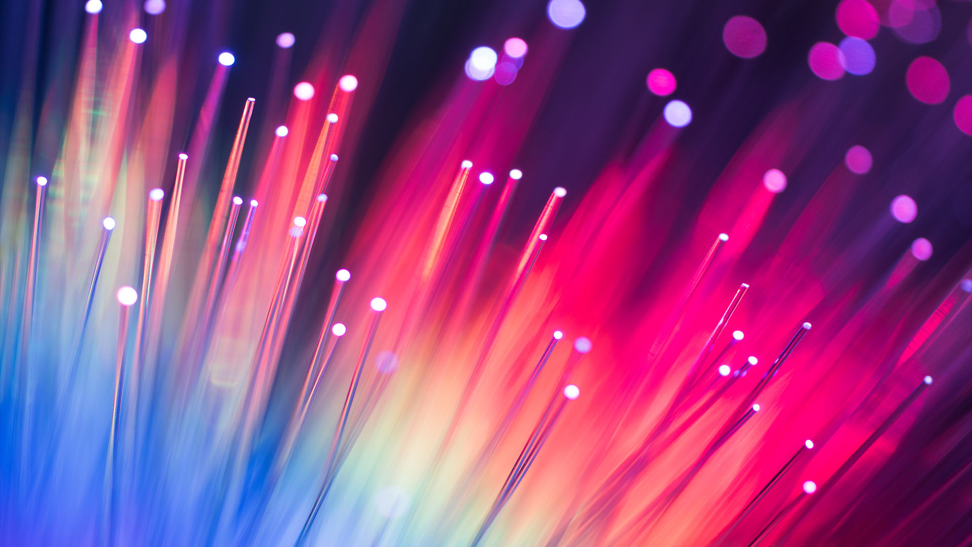 La velocità di trasferimento dati in fibra ottica raggiunge i 301 Tbps: 1,2 milioni di volte più veloce della connessione a banda larga domestica