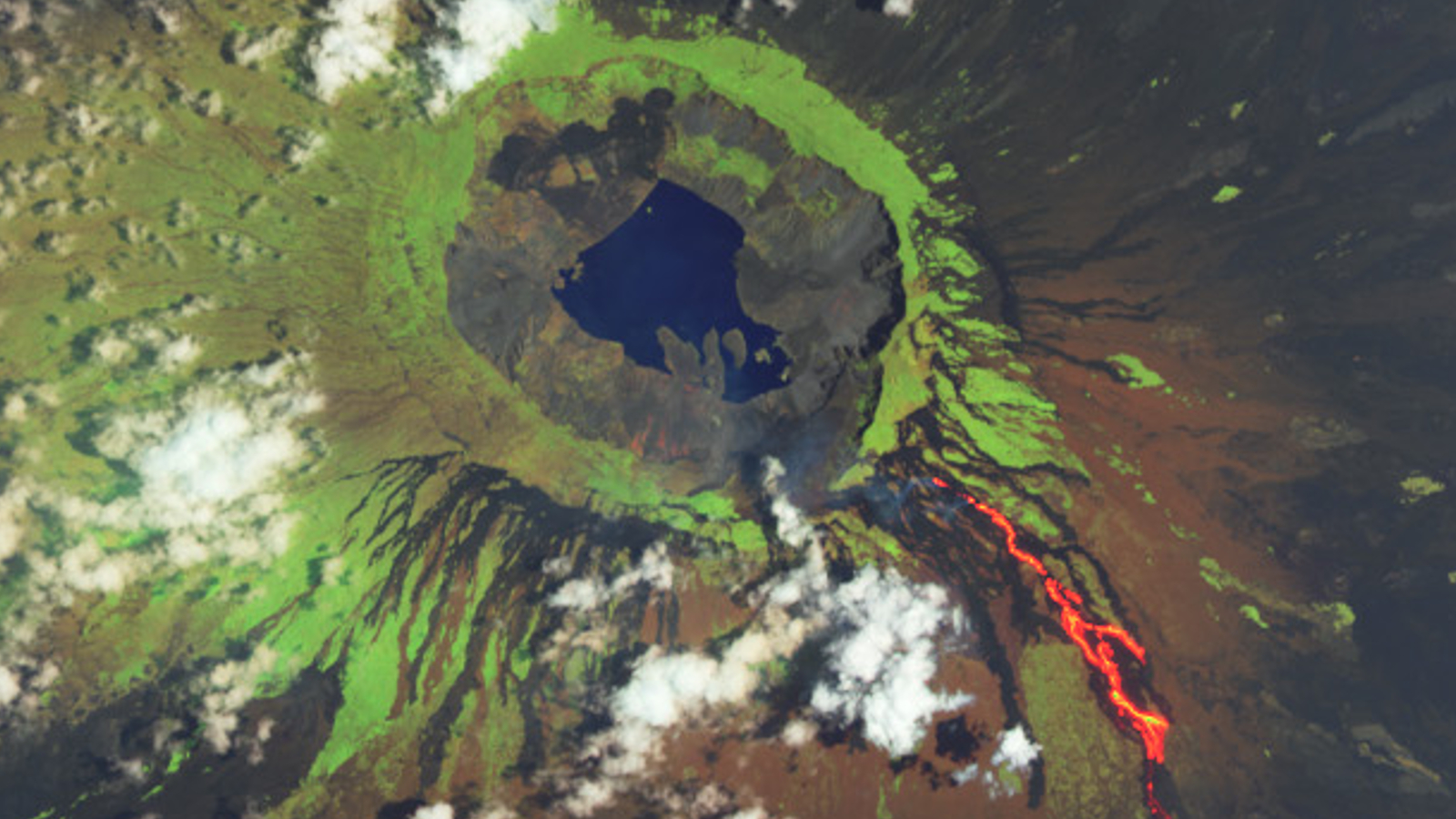 La Terra dallo spazio: la lava sanguina dal vulcano infestato da iguana mentre sputa gas tossico
